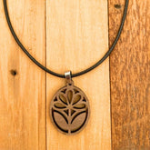 Amulett ‚Blume der Gunst‘ – Handgemachte Halskette